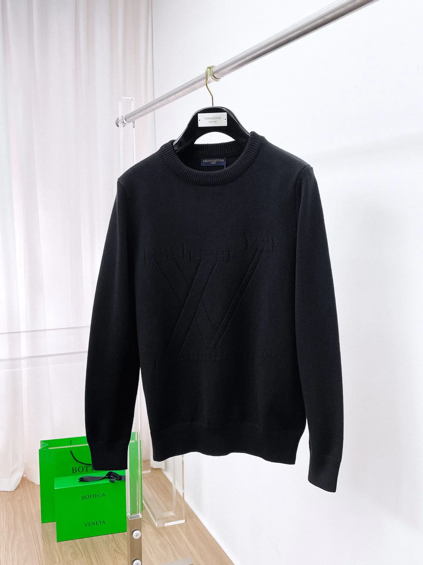 🅿️440 LV 2025ss new wool blended round neck long sleeve sweater cardigan bottoming shirt, high-end version! The custom-made fabrics at the counter are highly breathable and comfortable, with impeccable details and brand element design concepts, reflecting high quality. It feels delicate and soft! It presents a casual cut and the upper body shape is great! 🐉Code size: M-3XL